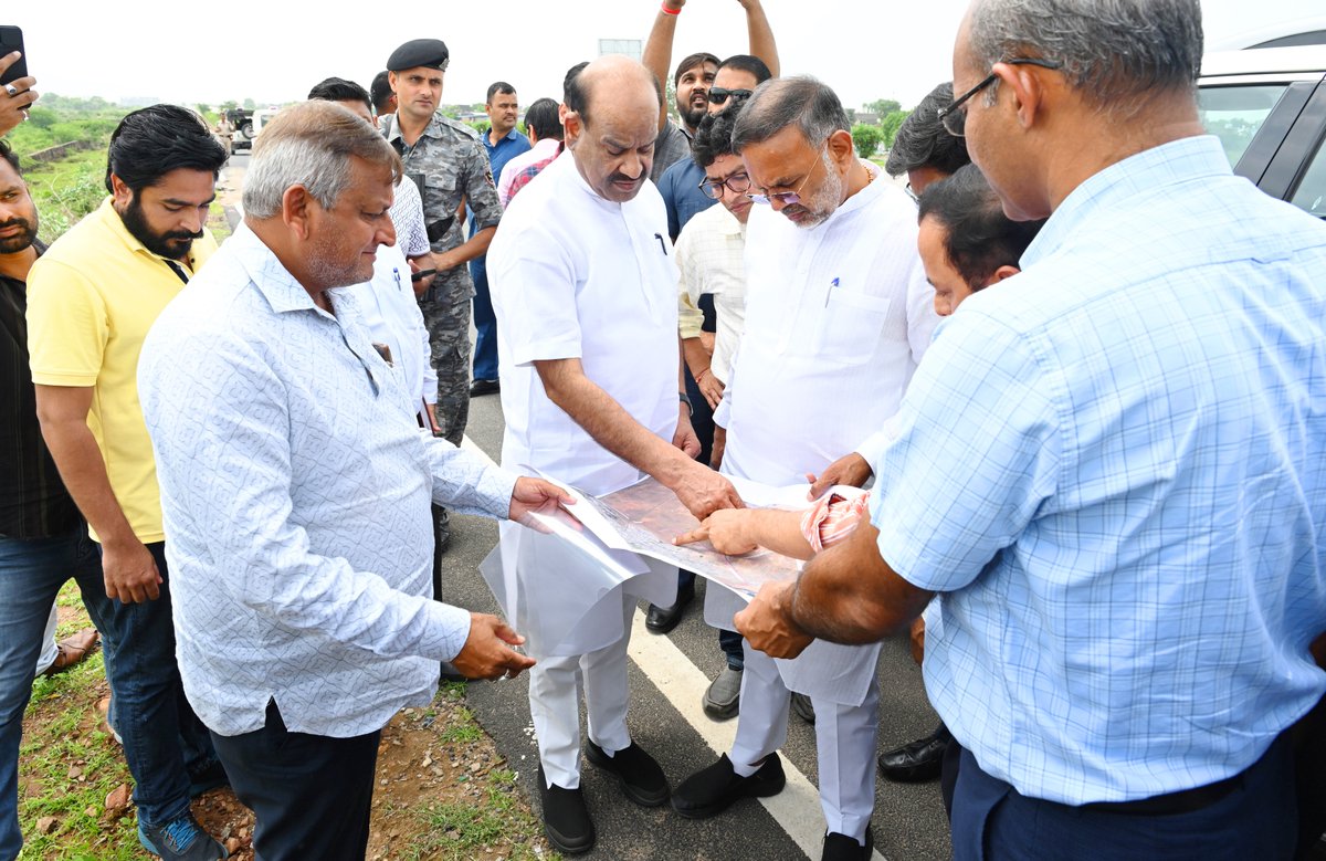 ombirlakota's tweet photo. संसदीय क्षेत्र कोटा में अतिवृष्टि से प्रभावित क्षेत्र का निरीक्षण किया। रानपुर, बरड़ा बस्ती और देवली अरब में मौके पर पहुंचकर स्थिति का जायज़ा लिया और स्थानीय लोगों की पीड़ा को समझा। लगातार हो रही भारी वर्षा के कारण कई स्थानों पर नालों की दीवारें क्षतिग्रस्त हो गई हैं और जलनिकासी बाधित होने से व्यापक जलभराव की स्थिति उत्पन्न हुई है। अधिकारियों को निर्देशित किया है कि जलभराव की समस्या के स्थायी समाधान हेतु नालों की क्षमता बढ़ाई जाए, वैकल्पिक जलनिकासी मार्ग चिन्हित किए जाएं और संपूर्ण प्रभावित क्षेत्रों का विस्तृत सर्वे कर शीघ्र कार्ययोजना प्रस्तुत की जाए। जिला प्रशासन को स्पष्ट निर्देश दिए हैं कि शहरी और ग्रामीण क्षेत्रों में राहत कार्यों की नियमित समीक्षा सुनिश्चित करें और प्रभावित परिवारों को त्वरित व प्राथमिकता से सहायता उपलब्ध कराएं।