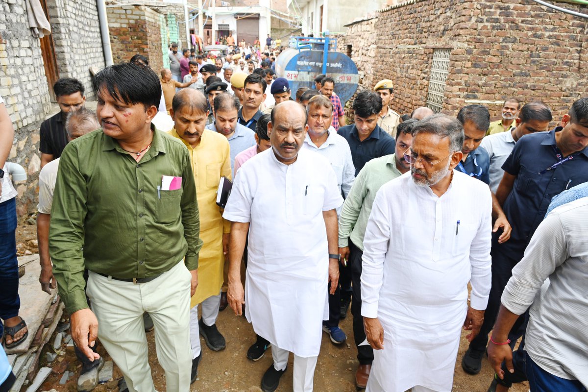 ombirlakota's tweet photo. संसदीय क्षेत्र कोटा में अतिवृष्टि से प्रभावित क्षेत्र का निरीक्षण किया। रानपुर, बरड़ा बस्ती और देवली अरब में मौके पर पहुंचकर स्थिति का जायज़ा लिया और स्थानीय लोगों की पीड़ा को समझा। लगातार हो रही भारी वर्षा के कारण कई स्थानों पर नालों की दीवारें क्षतिग्रस्त हो गई हैं और जलनिकासी बाधित होने से व्यापक जलभराव की स्थिति उत्पन्न हुई है। अधिकारियों को निर्देशित किया है कि जलभराव की समस्या के स्थायी समाधान हेतु नालों की क्षमता बढ़ाई जाए, वैकल्पिक जलनिकासी मार्ग चिन्हित किए जाएं और संपूर्ण प्रभावित क्षेत्रों का विस्तृत सर्वे कर शीघ्र कार्ययोजना प्रस्तुत की जाए। जिला प्रशासन को स्पष्ट निर्देश दिए हैं कि शहरी और ग्रामीण क्षेत्रों में राहत कार्यों की नियमित समीक्षा सुनिश्चित करें और प्रभावित परिवारों को त्वरित व प्राथमिकता से सहायता उपलब्ध कराएं।