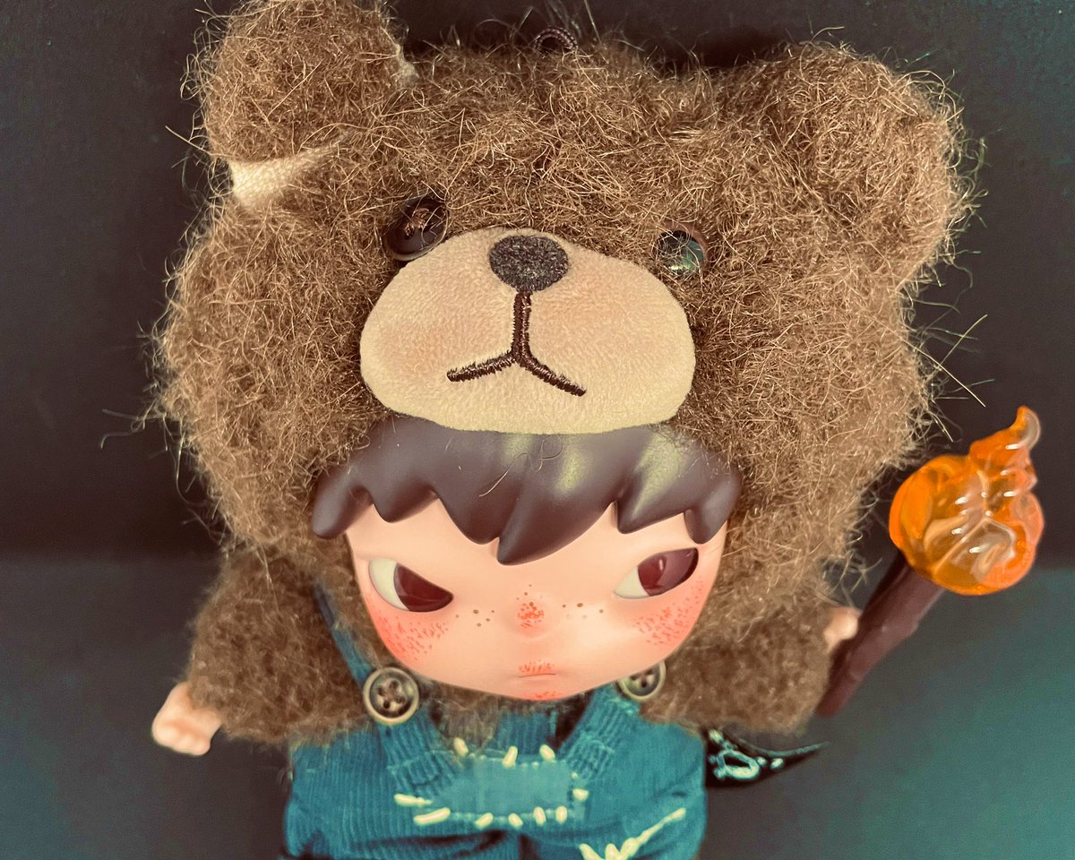 rayflo_pop's tweet image. hironoくんのぬいも開封！ちょっとムスッとしてるのがお可愛い☺
箱もかわいいから一緒に飾りたいけど場所取りすぎ問題…🙃
最初箱開けて実物見たときに、🐻さんゴワゴワなのかな？と思ったんだけど、謎にとても手触りがいい！！
このフワフワ何素材？！(´⊙ω⊙`)
 #POPMART大好き