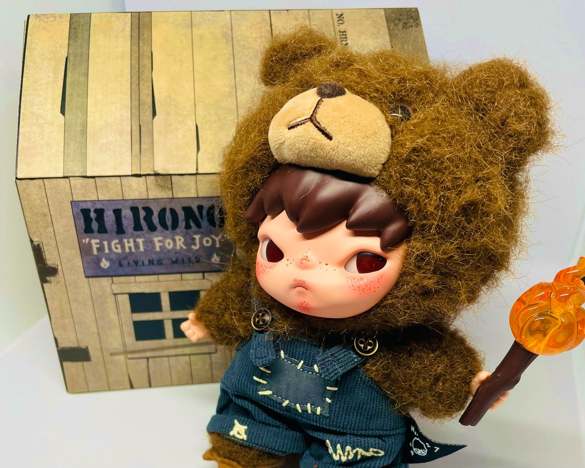 rayflo_pop's tweet image. hironoくんのぬいも開封！ちょっとムスッとしてるのがお可愛い☺
箱もかわいいから一緒に飾りたいけど場所取りすぎ問題…🙃
最初箱開けて実物見たときに、🐻さんゴワゴワなのかな？と思ったんだけど、謎にとても手触りがいい！！
このフワフワ何素材？！(´⊙ω⊙`)
 #POPMART大好き