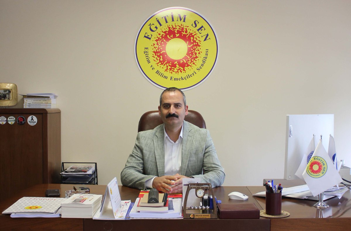 Eğitim Sen (@egitimsen) on Twitter photo LGS'deki şaibe iddialarına dair "Geri zekâlıya anlatıyor gibi anlatıyoruz, anlamıyorlar" diyen Milli Eğitim Bakanı Yusuf Tekin'i eleştiren Eğitim Sen Genel Sekreteri Zülküf Güneş, “Utanç verici bir durum. Milli eğitimin başındaki bir insanın böyle hakaret içerikli cümlelerle LGS'deki şaibe iddialarına dair "Geri zekâlıya anlatıyor gibi anlatıyoruz, anlamıyorlar" diyen Milli Eğitim Bakanı Yusuf Tekin'i eleştiren Eğitim Sen Genel Sekreteri Zülküf Güneş, “Utanç verici bir durum. Milli eğitimin başındaki bir insanın böyle hakaret içerikli cümlelerle
