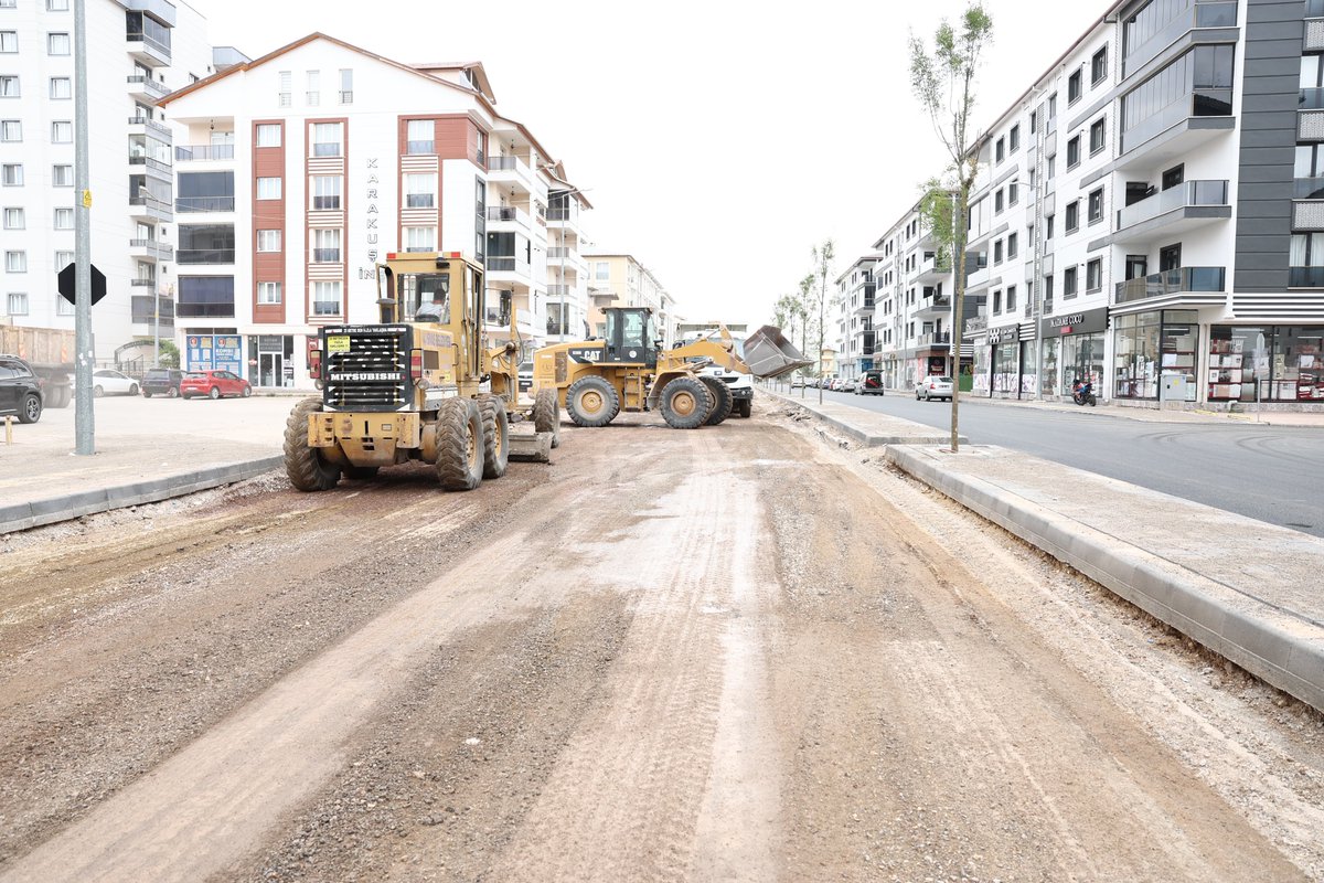 Altyapı 🛠️
Asfalt 🛣️
Kaldırım 🧱
Ağaçlandırma 🌳

Şifa Caddesi’nde çalışmalarımız tüm hızıyla sürüyor. 🚧

Altyapı çalışmaları tamamlanan caddenin bir bölümünde asfalt serimini bitirdik. Kalan kısımda ise asfalt öncesi zemin iyileştirme çalışmalarımız devam ediyor.
