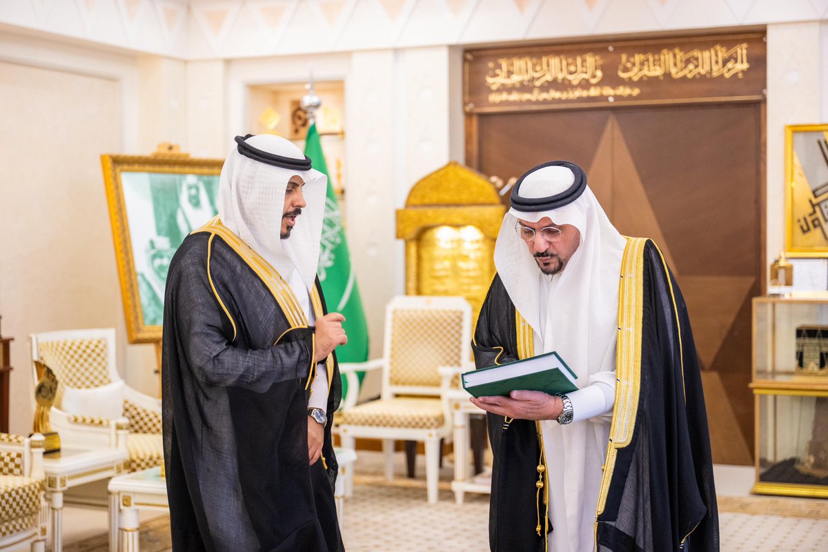 sluman26's tweet photo. بكل فخر واعتزاز…

تشرفت بتسليم صاحب السمو الملكي الأمير الدكتور فيصل بن مشعل بن سعود بن عبدالعزيز أمير منطقة القصيم – حفظه الله – نسخة من رسالتي للدكتوراه، وقد حظيتُ بتكريم كريم من سموه، الذي كان لدعمه الدائم وتشجيعه الأثر الكبير في مسيرتي الأكاديمية والمهنية. https://t.co/wKRXVyngcq