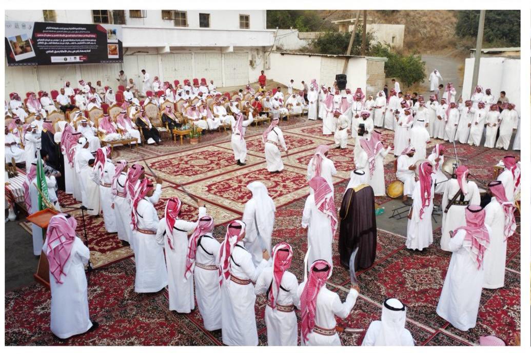 ateehsaleh's tweet photo. وسط حضور كبير رعى محافظ المندق أ /قاسم بن سعيد القرني وبحضور رئيس البلدية م / موسى فيحان الزهراني ومدراء الادارات الحكومية وشيوخ القبائل اقيم حفل اعادة احياء سوق برحرح التاريخي والذي يزيد عمره عن ٢٠٠ عام بتنظيم من البلدية ولجنة تنمية برحرح وعدد من الجمعيات والمؤسات والادرات الحكومية ، 
وصاحب الحفل عدد من الفعاليات والفلكلورات الشعبية والعديد من المعروضات التراثية والاثرية التي تعكس هوية الموقع وايضا المنتوجات الزراعية بالمحافظة  . كما قامت البلدية مؤخرا باعمال السفلته والارصفة والانارة