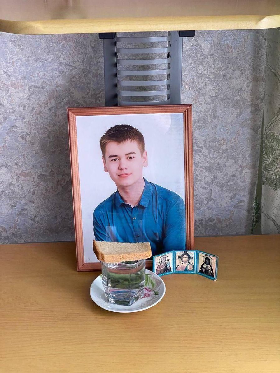 19-летний срочник погиб в военной части на Сахалине. Его гоняли по жаре, не давая воды

Данилу Миняйло призвали в армию 3 июля. Несмотря на то, что кардиолог не советовал призывнику физические нагрузки, ему поставили максимальную категорию годности — «А». Парня отправили в
