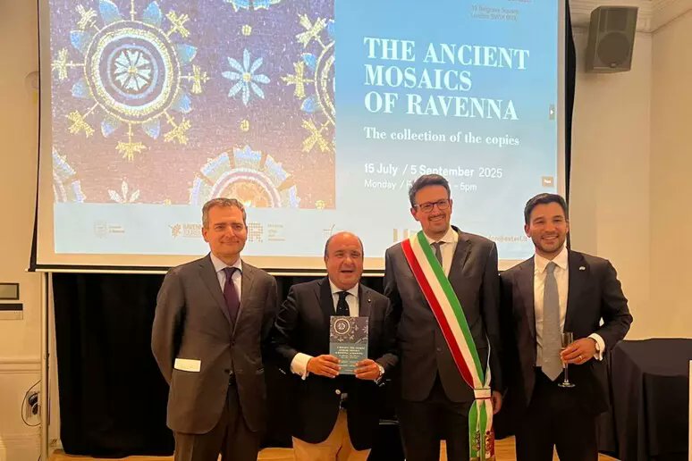 UK in Italy ๐ฌ๐ง๐ฎ๐น (@ukinitaly) on Twitter photo ๐จRavennaโs Byzantine mosaics arrive in London!
On display at the Italian Cultural Institute <a href="/iiclondra/">@iiclondra</a> -replicas of the masterpieces King Charles and Queen Camilla admired during their State Visit to Italy.
A celebration of shared heritage๐ฌ๐ง๐ฎ๐น
๐ bit.ly/4nHTGMC
๐ทANSA ๐จRavennaโs Byzantine mosaics arrive in London!
On display at the Italian Cultural Institute <a href="/iiclondra/">@iiclondra</a> -replicas of the masterpieces King Charles and Queen Camilla admired during their State Visit to Italy.
A celebration of shared heritage๐ฌ๐ง๐ฎ๐น
๐ bit.ly/4nHTGMC
๐ทANSA