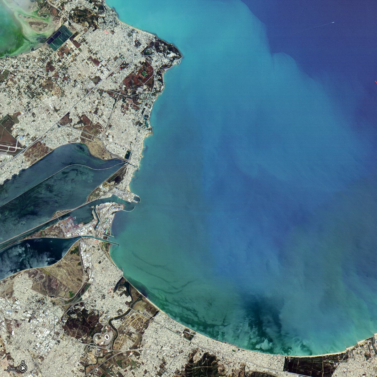 ESA_EO's tweet image. 🛰️@esa's Φsat‑2 has completed its commissioning and is now delivering science data.
The AI applications on board this miniature satellite choose cloud‑free images and compress them, making it more efficient to transmit data back to Earth.
The algorithms can also detect and…