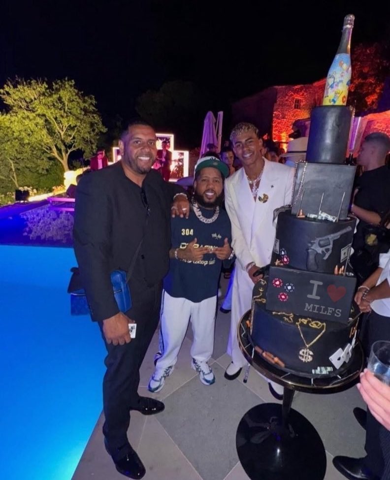 На вечеринку по поводу 18-летия футболист Барсы Ямаль нанял карликов.

Как думаете, что было дальше?

Правильно, включился карликовый обком, написал кучу «жалоб», всех ждёт штраф от госмрази, а карликов больше нанимать никто не будет.

Один же из нанятых в интервью сказал: «Не