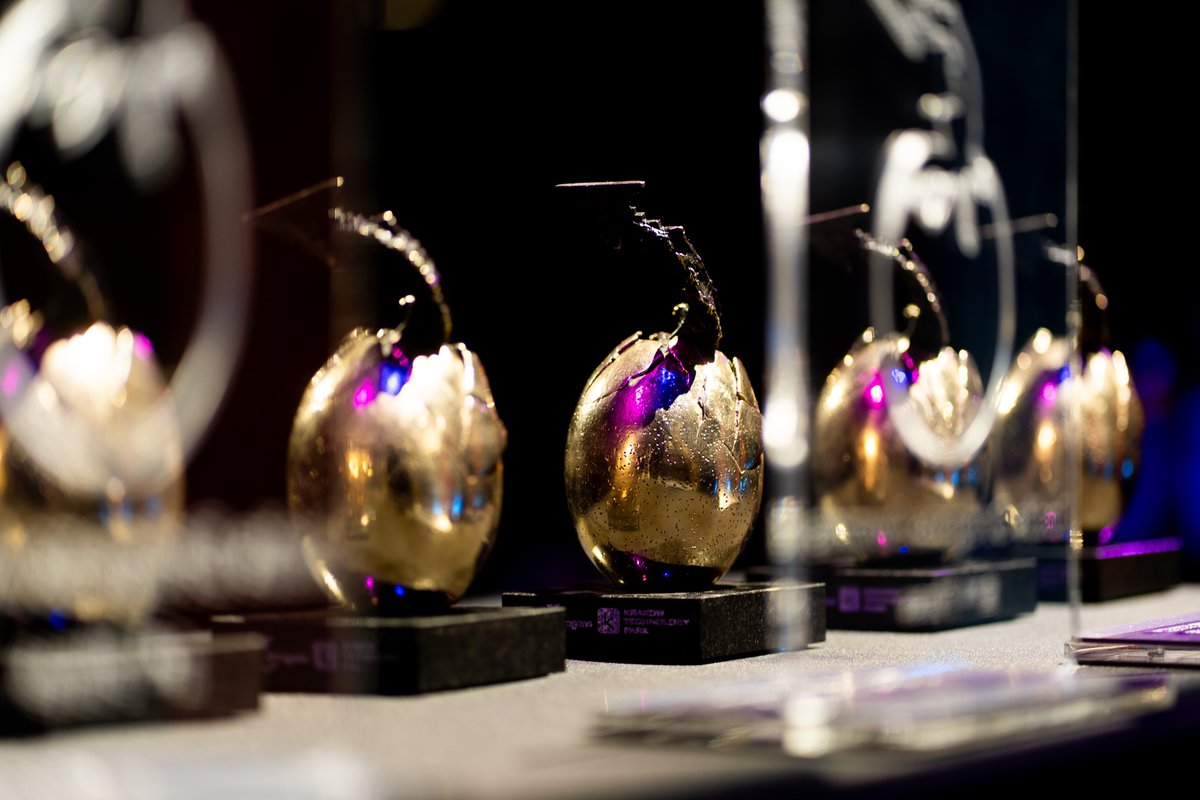 Digital_Dragons's tweet image. 🥚 What a surprise - dragon eggs everywhere!
🐉 Check out the photos of the iconic trophies from the latest edition of Digital Dragons Awards Gala, where the best Polish games of the past year battled it out for glory!
#digitaldragons