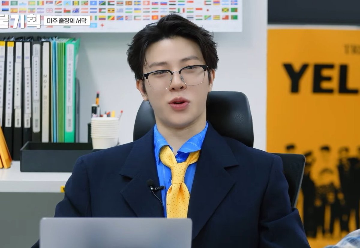 sjhfilters's tweet image. Just Junghwan with suit and glasses 🩵