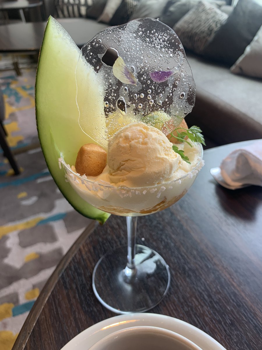 kiri_tf's tweet image. 葵とアフタヌーンティー堪能してきた〜！
メロンパフェの飴細工がめちゃくちゃ綺麗だったし美味しかった✨！