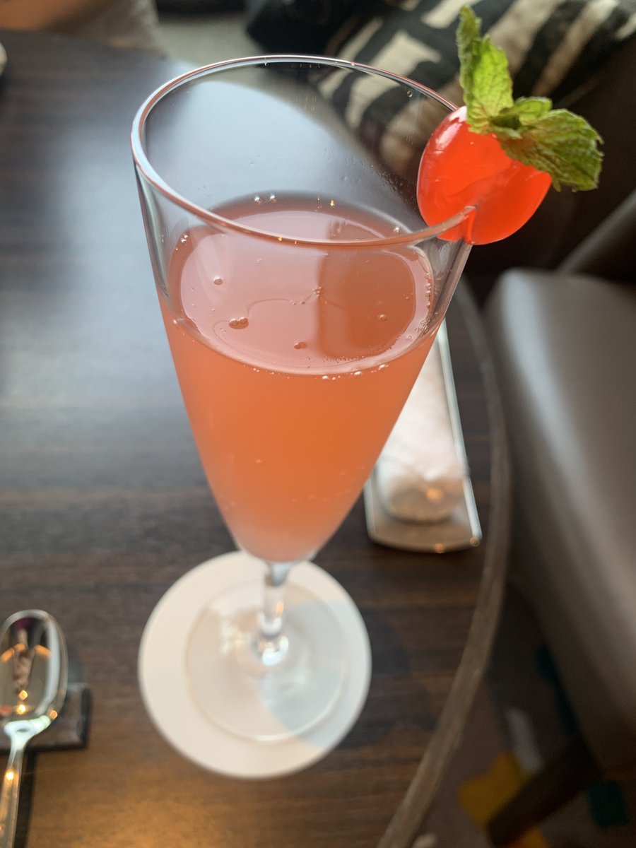 kiri_tf's tweet image. 葵とアフタヌーンティー堪能してきた〜！
メロンパフェの飴細工がめちゃくちゃ綺麗だったし美味しかった✨！
