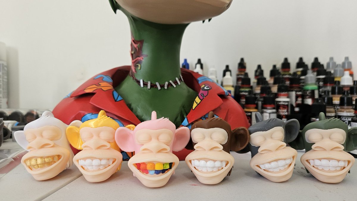 day25's tweet image. Such a happy little family of Bored Ape keyrings.
Ok, serious question.
Would you buy 1 as a blind box for $15 USD?