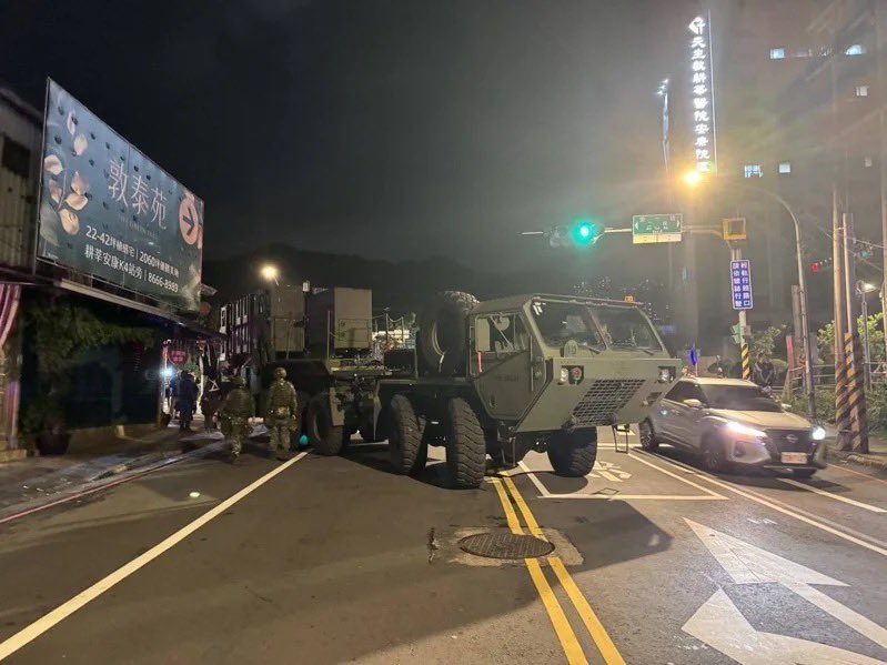 A 🇹🇼Republic of China Air Force MIM-104 PAC-2 Patriot launcher was stuck for 4 hours after it came close to hitting signage and awnings in Xindian District, New Taipei, northern Taiwan, on the night of 7/11.

(United Daily News)