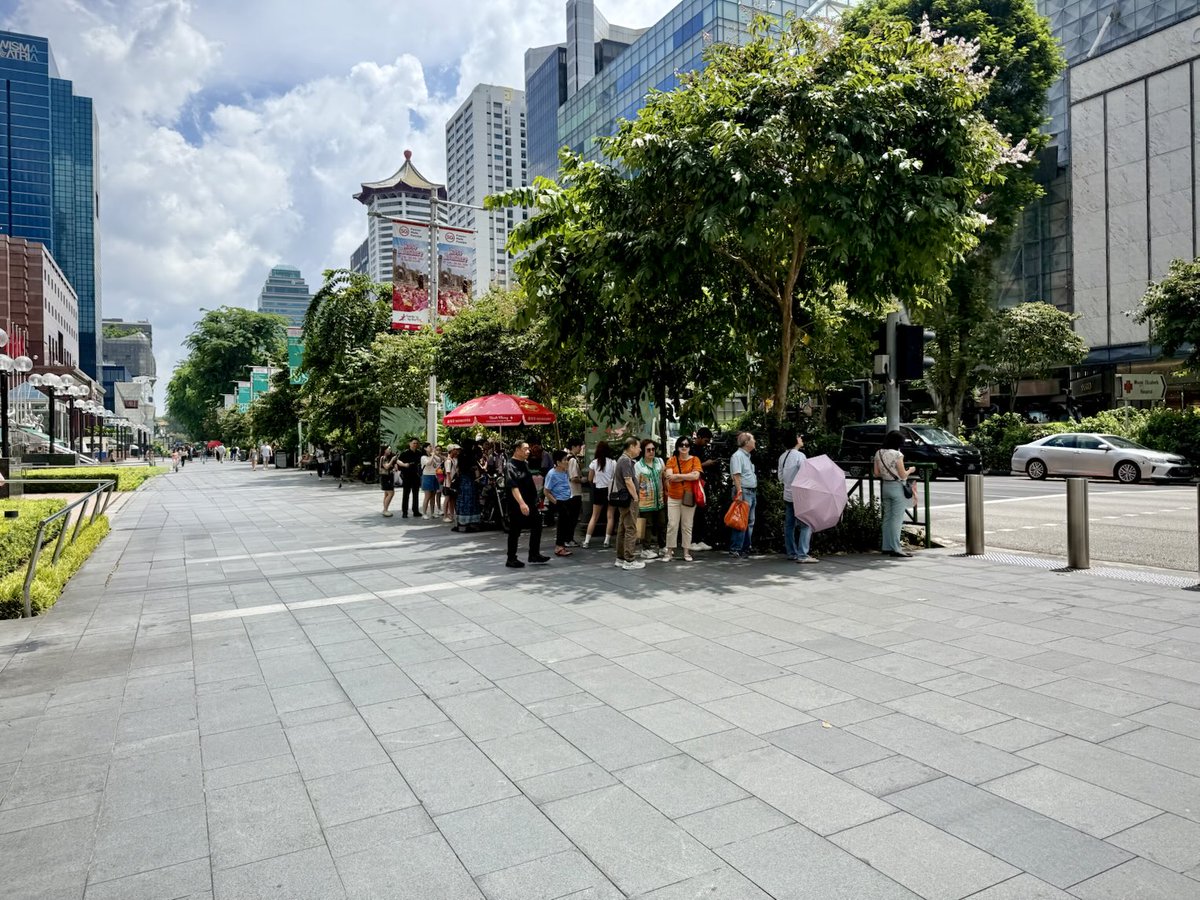 quekers's tweet photo. Like a local #Singapore
#ShotOniPhone
#StreetPhotography https://t.co/NoD0rSL8tF
