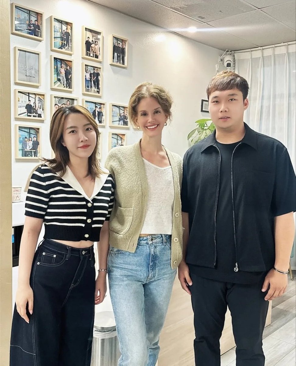 LDRFRoff's tweet image. Lana Del Rey au Hair &amp;amp; Scalp Spa Purelux en Californie, récemment. ❤️