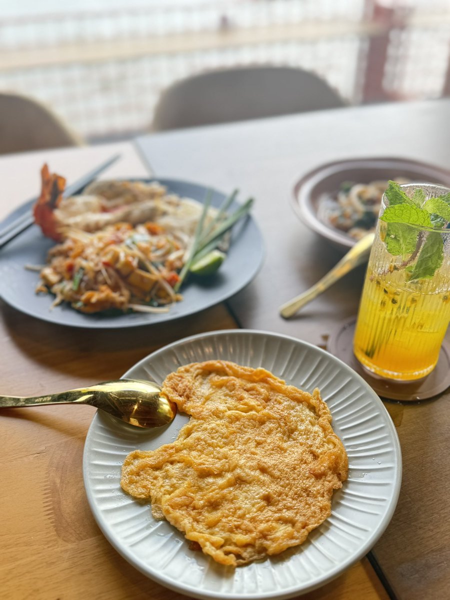 cellobkk's tweet photo. 先日早速行って来ました
BE:FIRSTがタイで最初に食べたタイ料理のお店「HANSA」
・予約は2日前まで
・予約時にメニューを決めて予約
・アルコール無し
#BEFIRST
#BEFIRSTWORLDTOUR https://t.co/sjRk0SoHJY
