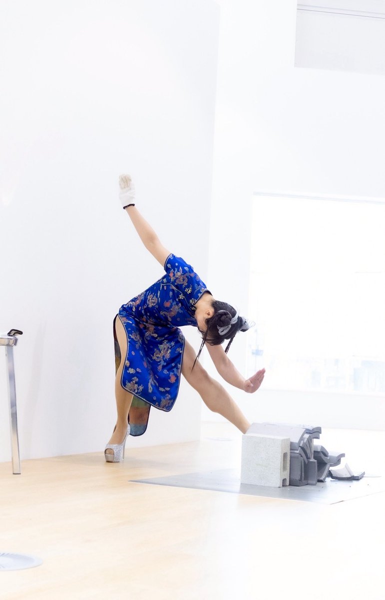 瓦割りイベントで1回目割れず、
2回目割れて4枚目の
歓喜のポーズが生まれる。