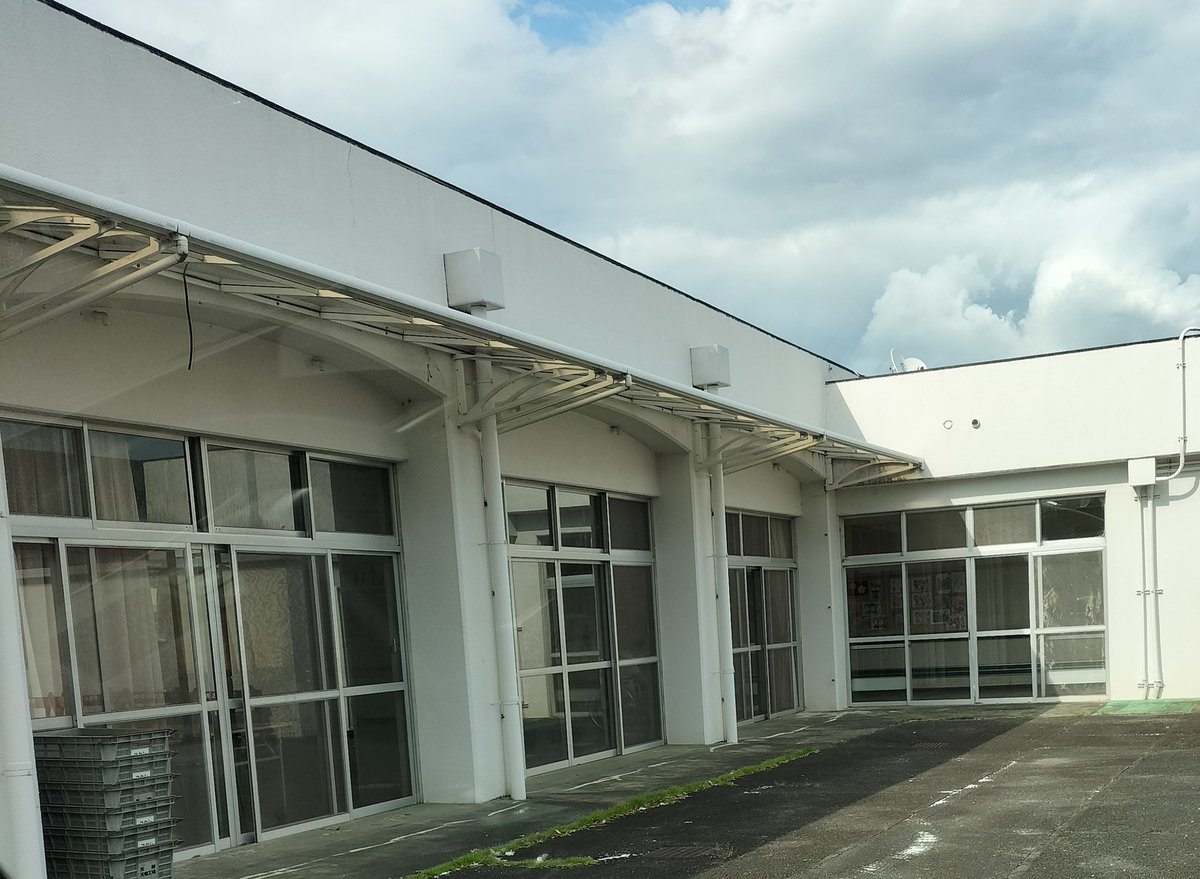 baaba2609's tweet image. お盆の時くらいは
亡き夫に思いを寄せないと
再会時に
｢あんた誰？｣と言われそう

寡黙で意思が強く
泣き言は言わなかった
胃瘻も気切もせず
自然のままを良しとし
命を閉じた

急に会いたくなり
夫の居た入所施設に行く
玄関から夫が出て来そうな気がした

夕方、送り火を焚く🔥

#お盆