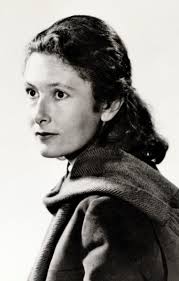 Denise Levertov 

L’imperfetta luna

agisce sul vero, e crea

un autunno di incerti

silenzi.

Tu vivevi, ma altrove,

la tua presenza toccava altri, cerchio dopo cerchio
