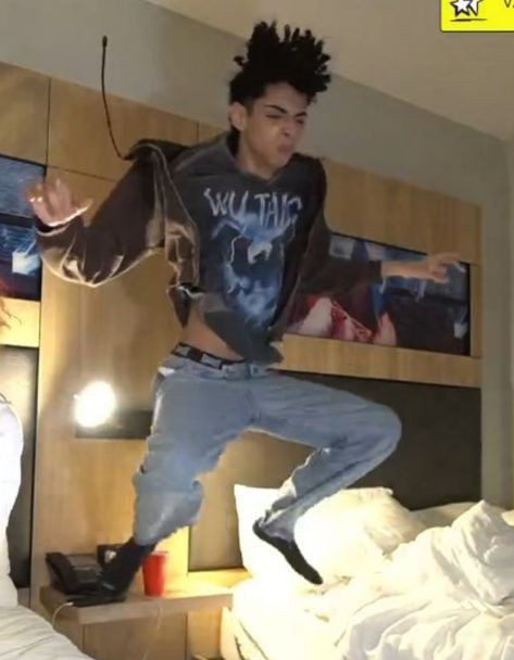Ma1ka120's tweet photo. JUMP! https://t.co/lZgZQcLNWg