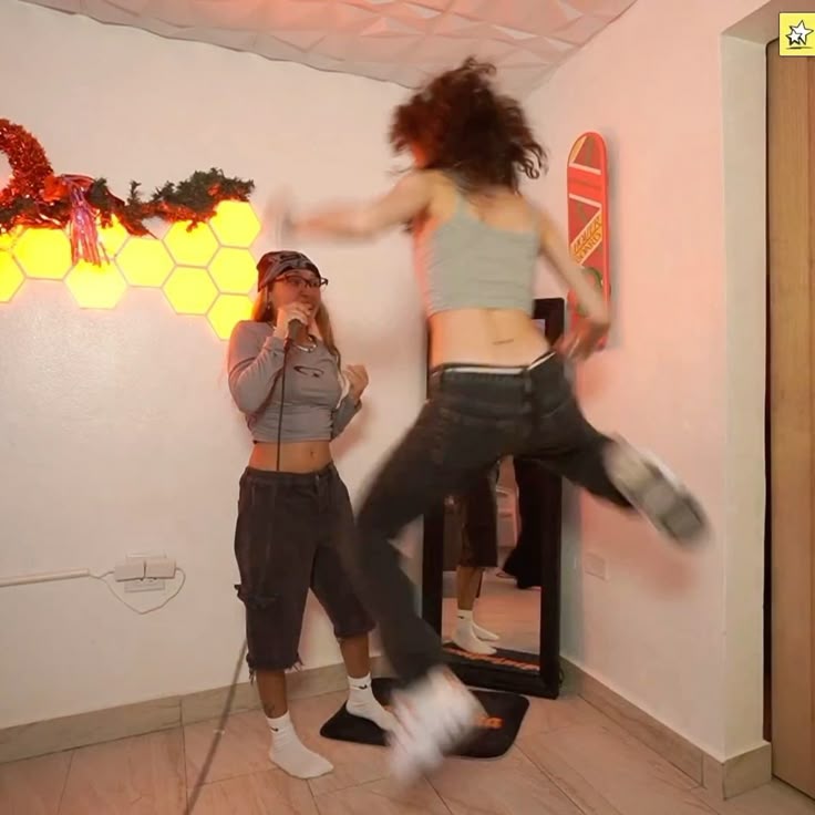 Ma1ka120's tweet photo. JUMP! https://t.co/lZgZQcLNWg