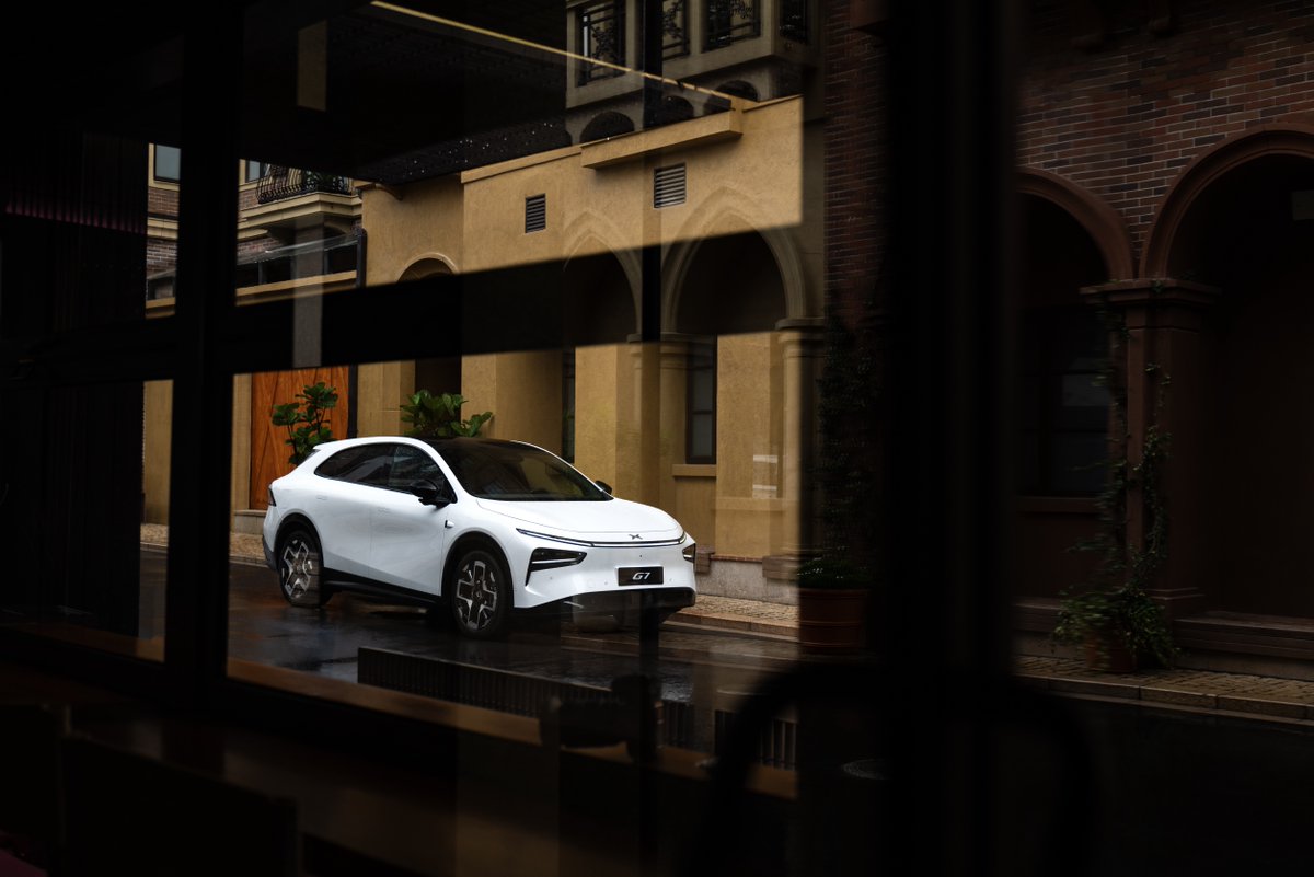 XPengMotors's tweet image. Cobblestone beneath, raindrops above — and in between, a calm silhouette in Arctic White.
XPENG G7 moves through still streets with quiet confidence, where every line reflects a deeper rhythm.
Elegance, redefined. $XPEV
📸 by 国产James