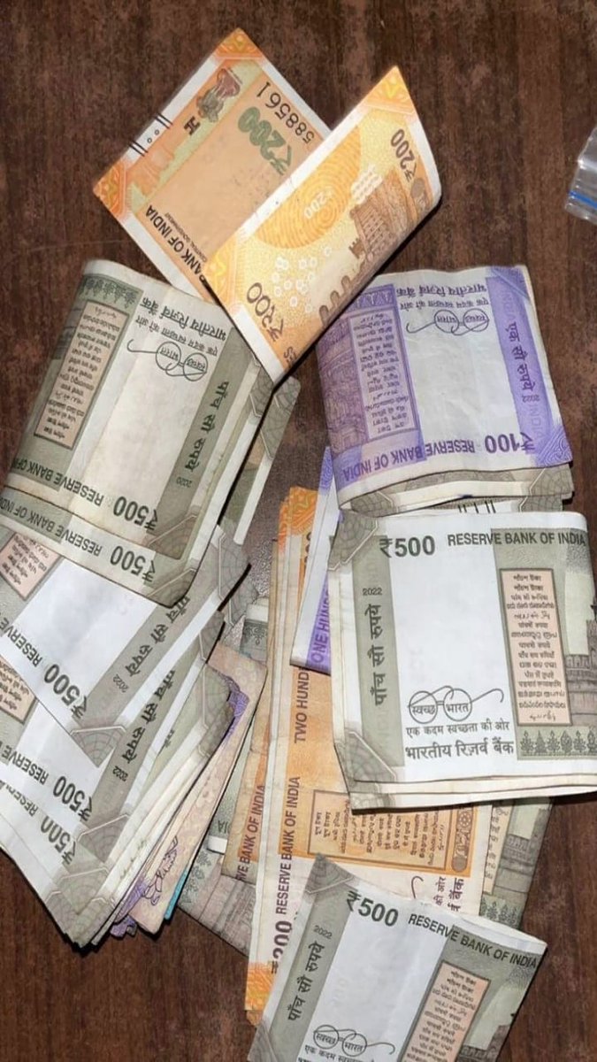 Itz_Sakshi12's tweet image. Paisa bolta hai…
Aur mera toh poora podcast chalu hai 😂
#RichVibes #JustKidding