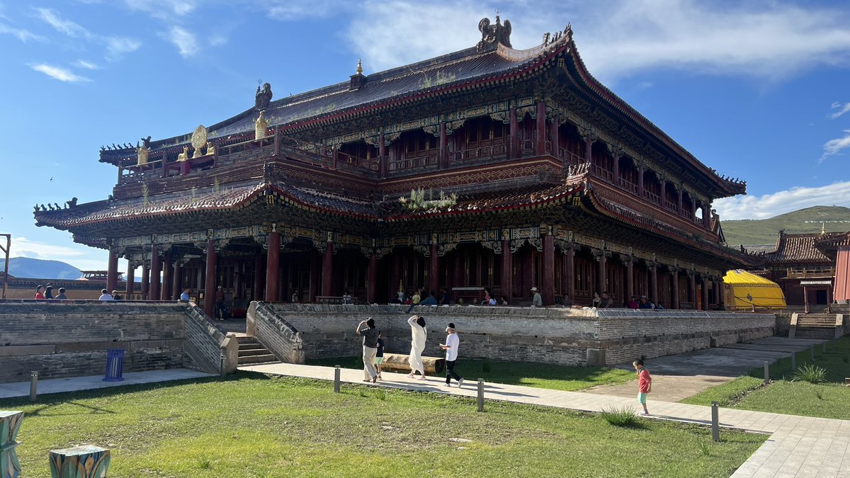 🇲🇳 Амарбаясгалан хийд орлоо. Нүдэнд усны хаялаг нь л тусаад байх юм. 300 жилийн өмнө барьсан хийд гэхэд үнэхээр ухаалаг шийдэлтэй аж. 21-р зуунд авто замын усны хаялгаа хийгээд сурчих юм сан даа?!👌