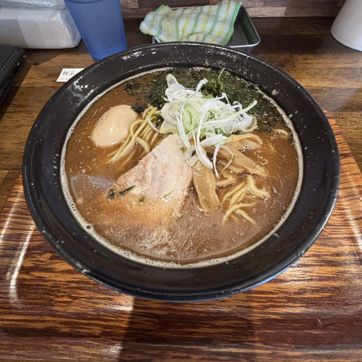本日のラーメンは埼玉県所沢市の麺処福吉 Higa-Tokoさん『磯玉らーめん』

濃厚な魚介系醤油スープに磯海苔の風味が合う

麺の量も良心的だし替え玉の量も太っ腹

美味しくてスープまでペロリと平らげました