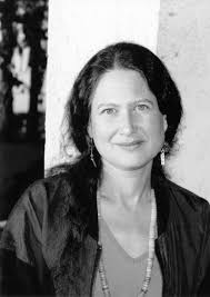 Jane Hirshfield 

Per tutto l’inverno
l’airone azzurro
ha dormito tra i cavalli.
Non so
le abitudini degli aironi,
non so
se siano solitari
per natura,
o se quello attendesse
un richiamo da chi non c’era –
senza neanche
rendersene conto –
tra i suoni
spiranti nella notte.