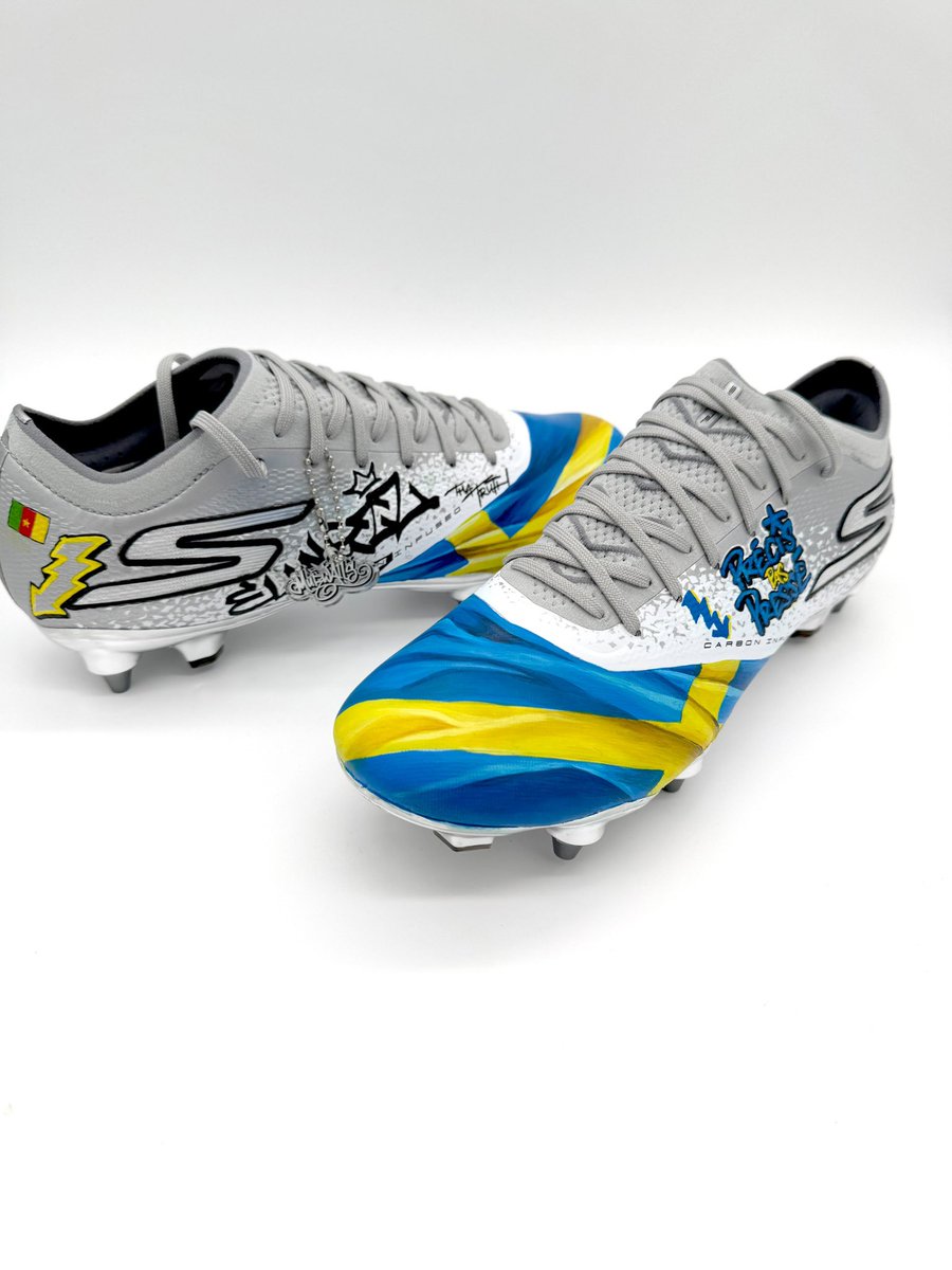 MurWalls's tweet image. Unboxing Anthony Elangas 1 of 1 custom boots by MurWalls 🇸🇪🇨🇲 🎨

@AnthonyElanga  

#sketchers