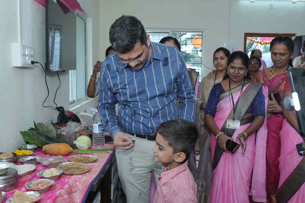 PuneZp's tweet image. पुणे जिल्हा परिषदेचे प्रशासक तथा मुख्य कार्यकारी अधिकारी श्री. गजानन पाटील यांनी खेड तालुक्यातील कडधे व वाडा येथे अंगणवाडी केंद्रांना भेट देऊन पाहणी केली.
अंगणवाडी केंद्रांच्या माध्यमातून कुपोषण मुक्तीसाठी राबवण्यात येणाऱ्या विविध उपाययोजना, किशोरवयीन मुली व महिलांच्या…