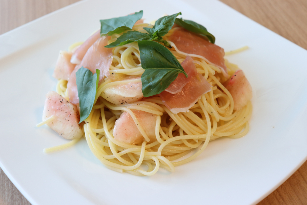 Cafe_Bflat's tweet photo. 桃がとても美味しい季節になったので、季節のパスタを「桃と生ハムとバジルの冷製パスタ」に変更しました。
生ハムの塩味に桃のたっぷりとした果汁、レモン汁でさっぱりと頂けます。

#cafe
#Cafe_Bflat #カフェビーフラット
#鶴岡市カフェ https://t.co/6EWQZ43gBP