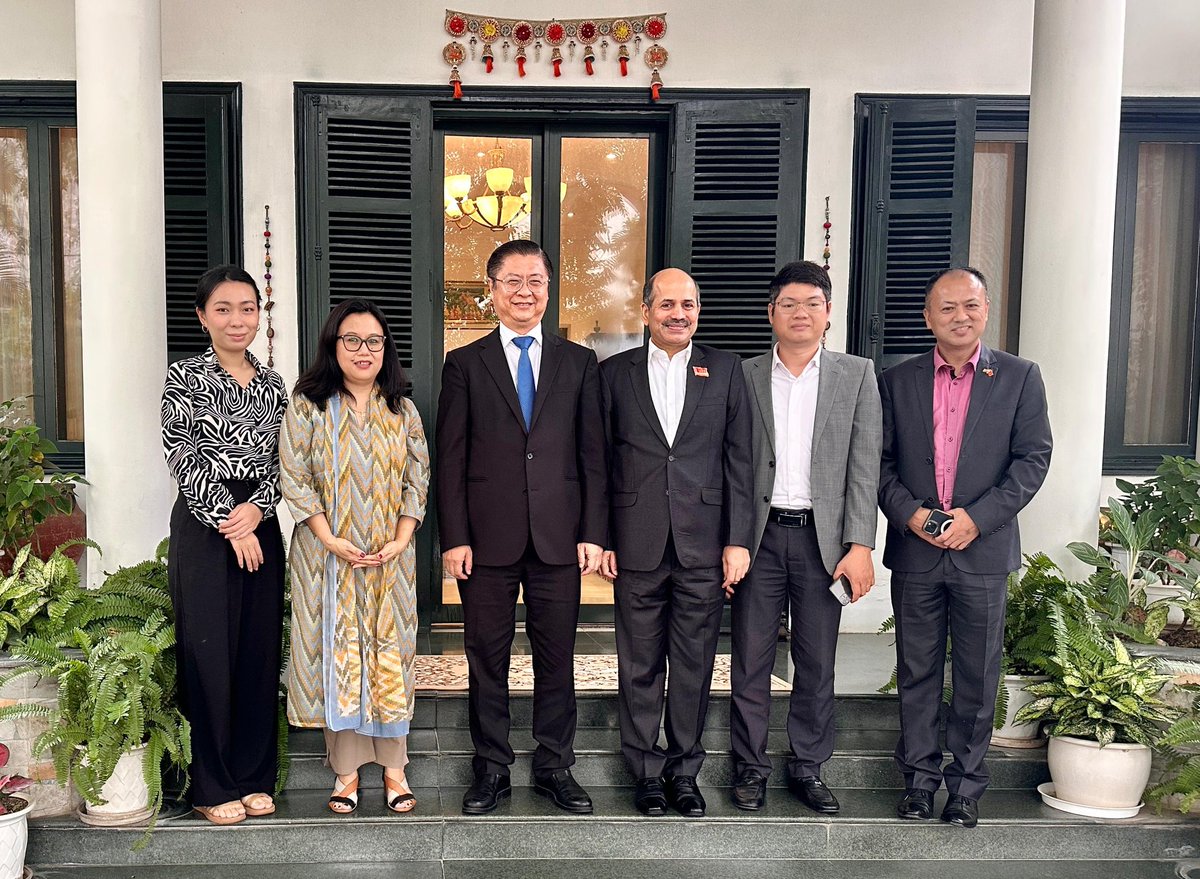 AmbHanoi's tweet image. Đại sứ đã có cuộc thảo luận sâu sắc với Ngài Trương Quang Hoài Nam, nguyên Phó Trưởng Ban Đối ngoại Trung ương về các cơ hội tăng cường hơn nữa quan hệ Ấn Độ - Việt Nam.
***
Ambassador had insightful discussions with H.E. Truong Quang Hoai Nam, former…