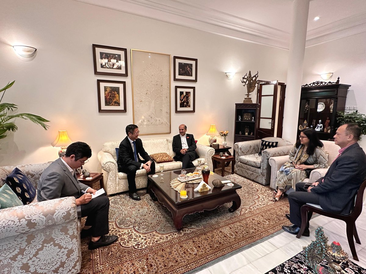 AmbHanoi's tweet image. Đại sứ đã có cuộc thảo luận sâu sắc với Ngài Trương Quang Hoài Nam, nguyên Phó Trưởng Ban Đối ngoại Trung ương về các cơ hội tăng cường hơn nữa quan hệ Ấn Độ - Việt Nam.
***
Ambassador had insightful discussions with H.E. Truong Quang Hoai Nam, former…