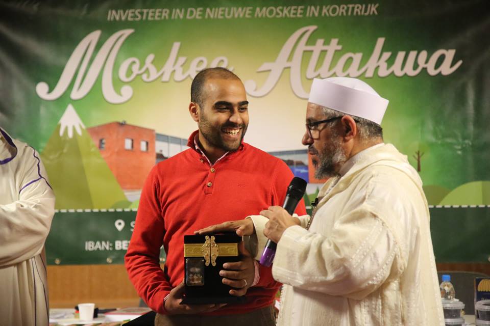 PVelleAntiJihad's tweet image. Moskee Atakwa (Kortrijk) ontving zopas erkenning van minister @crevits. Ze zeggen niets met extremisme te maken te hebben en kregen steun van @de_NVA (@GeertBourgeois) en @openvld (@VincentVQ). Toch dook jihadprediker Mohamed Toujgani hier op die oproept om joden te verbranden.