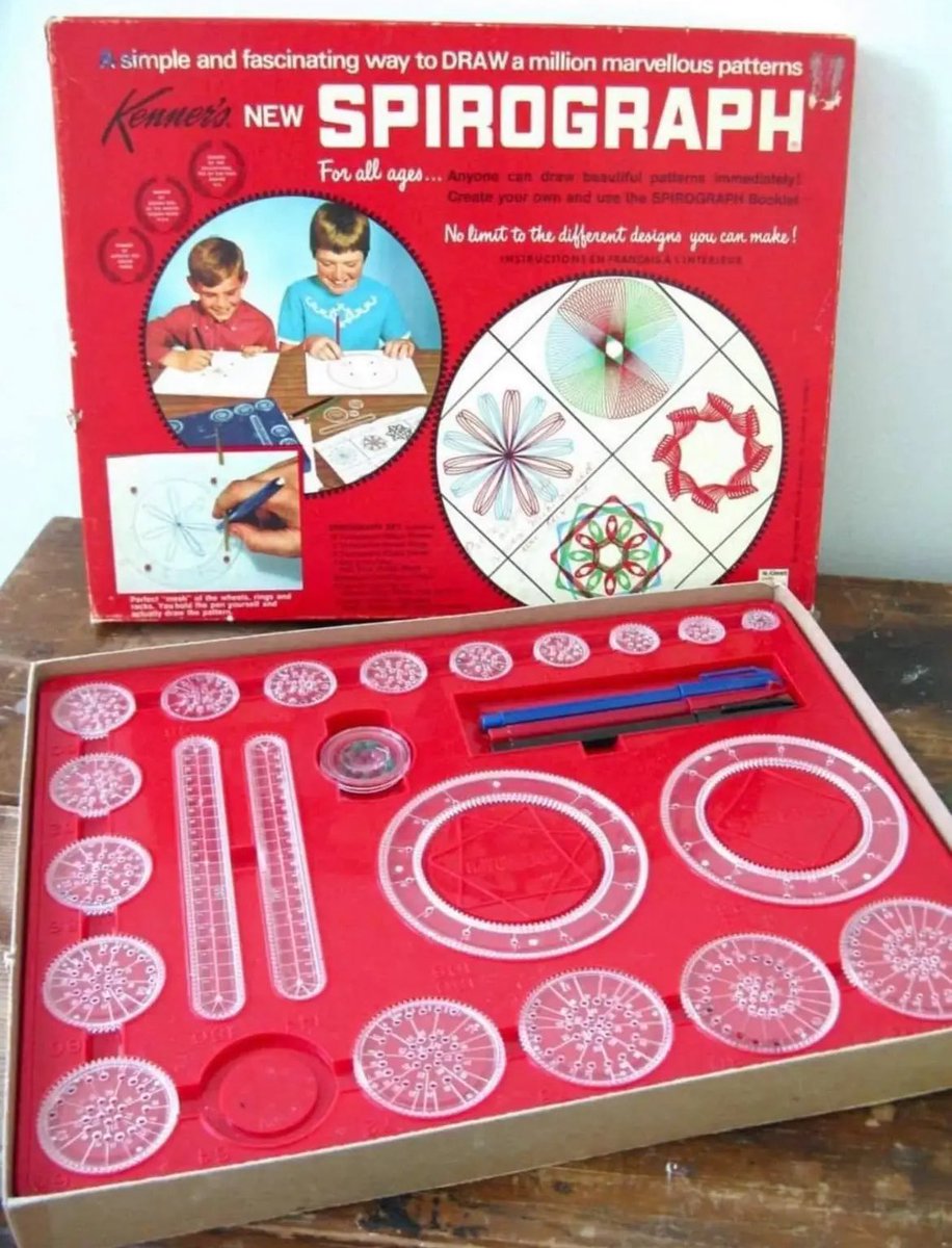 retro_kiste's tweet image. Mit dem Spirograph konnte man kunstvolle, geometrische Muster und Spiralen zeichnen – sogenannte hypotrochoide und epitrochoide Kurven.

Wie es funktioniert:
Der Spirograph besteht aus Zahnrädern aus Plastik – meist ein großer Ring mit Zähnen auf der Innenseite und mehreren…