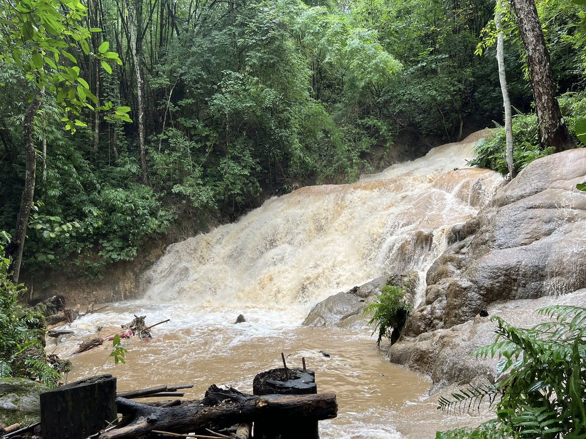 js100radio's tweet image. เนื่องจากมีฝนตกติดต่อกันหลายวัน ทำให้น้ำตกศรีสังวาลย์และบ่อแช่น้ำร้อนโป่งอาง  จ.เชียงใหม่ มีน้ำขุ่น กระแสน้ำที่ไหลแรง 

จึงงดให้ลงเล่นน้ำและแช่บ่อน้ำร้อน(ชั่วคราว) นักท่องเที่ยวยังสามารถเข้าเยี่ยมชมบรรยากาศภายในแหล่งท่องเที่ยวดังกล่าวได้ตามปกติ 

ปริมาณน้ำฝน 
ที่ทำการอุทยานฯ  113…