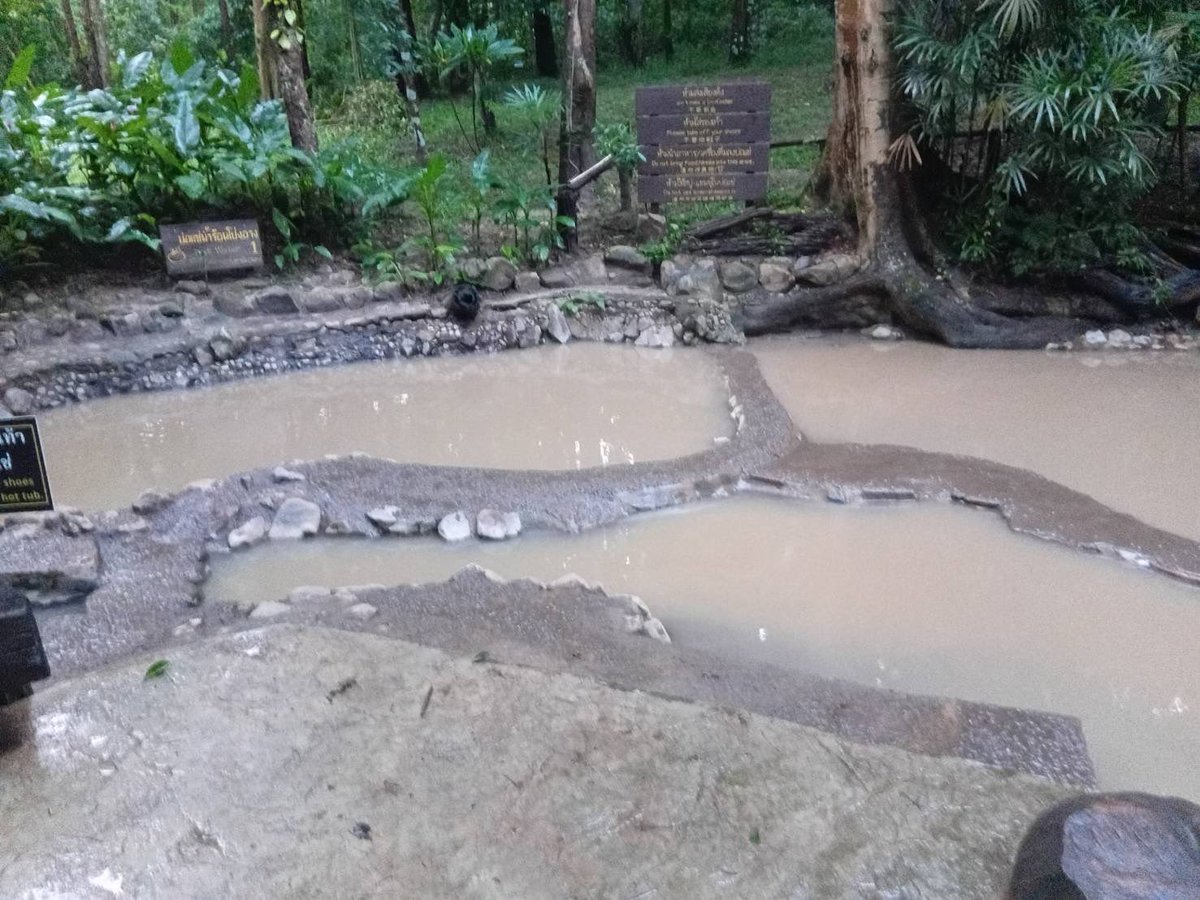 js100radio's tweet image. เนื่องจากมีฝนตกติดต่อกันหลายวัน ทำให้น้ำตกศรีสังวาลย์และบ่อแช่น้ำร้อนโป่งอาง  จ.เชียงใหม่ มีน้ำขุ่น กระแสน้ำที่ไหลแรง 

จึงงดให้ลงเล่นน้ำและแช่บ่อน้ำร้อน(ชั่วคราว) นักท่องเที่ยวยังสามารถเข้าเยี่ยมชมบรรยากาศภายในแหล่งท่องเที่ยวดังกล่าวได้ตามปกติ 

ปริมาณน้ำฝน 
ที่ทำการอุทยานฯ  113…