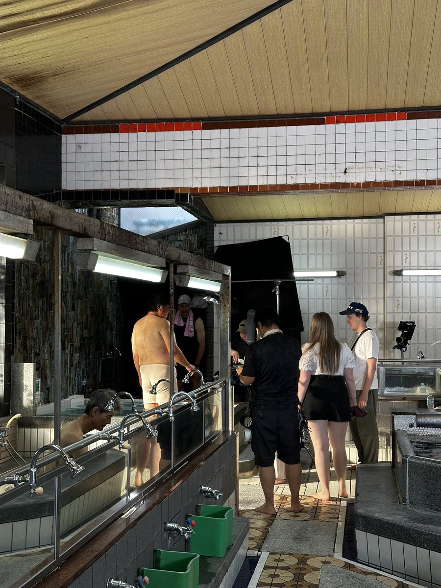 本日、とあるPVのロケ地として、当店を使用したいという依頼を受け、閉店稼働状態にしております。
映像製作はやっぱり人手がかかるのだなぁとしみじみ感じました。
情報公開されることがあれば、また詳細お知らせいたします。