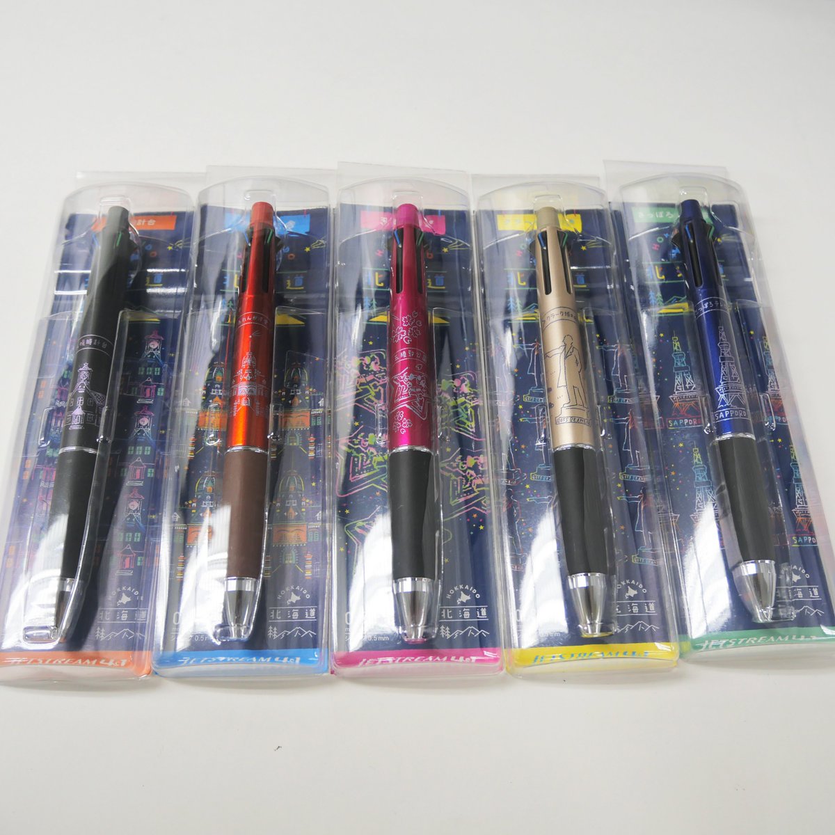daimarucentral's tweet image. 北海道限定デザインのジェットストリームが入荷しました!
ミラクル印刷という加工を施しており、見る角度によって柄の色が違ってみえます✨パッケージもカラフルな色合いになっており、とても可愛いです!
1階、2階で取り扱っております。数量限定なのでご購入はお早めに!
#大丸藤井セントラル