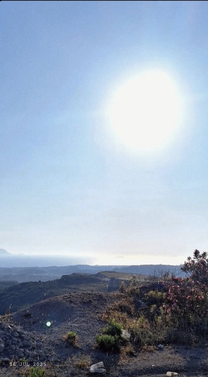 codice_nature's tweet image. Buongiorno 🌞🌈☕ e bel mercoledì ragazzi 😉. La tua forza è nel silenzio che sai portare. Sei una mente che rompe schemi, un passo avanti a tutto ciò che è ovvio. Non cerchi conferme, crei il tuo cammino con ogni pensiero, sfidando la normalità in ogni respiro 🌹.