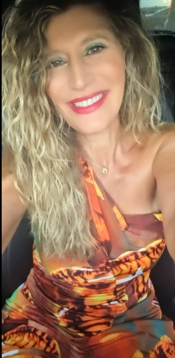 TE TREGALO MI RISA
TE INVITO A MIS GANAS
TE ABRAZO CON MI LOCURA PERO MI RAÍZ SIGUE FIRME
MI NOMBRE ENTERO AUNQUE TE ESCRIBA MIL VERSOS

PQ AHORA SÉ Q AMAR NO ES FUNDIRSE HASTA OLVIDARSE, ES VOLAR ACOMPAÑADA PERO LIBRE
INDOMABLE
CON LA SONRISA ENCENDIDA Y EL CORAZÓN EN LLAMAS
A E