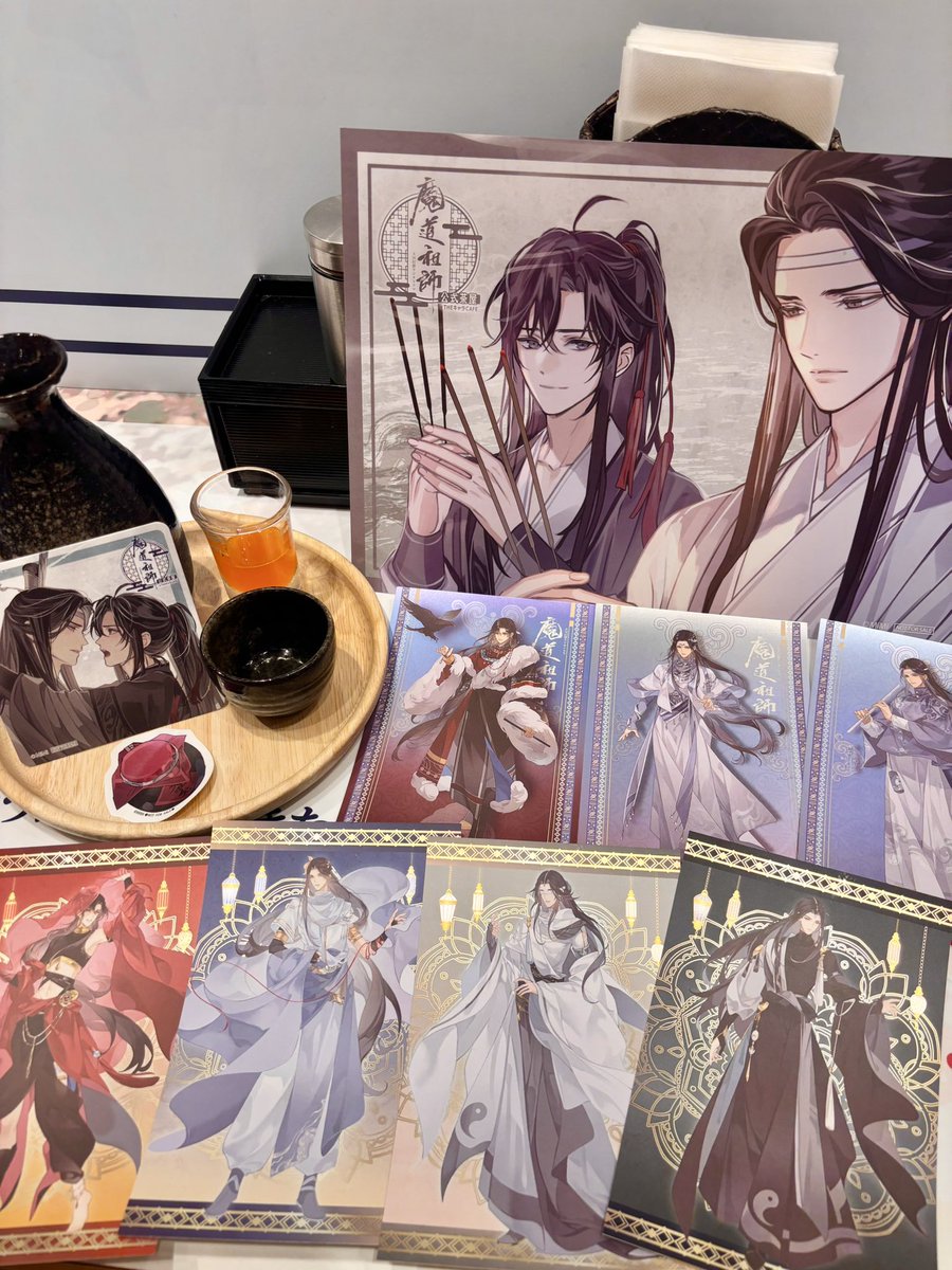 주말에 갔다온 마도조사(魔道祖師)💕콜카! 굿즈도 진짜 다양했구.. 특전들 퀄리티가 높아서 진짜 안갈수가 없어요>< 굿즈 많이 샀는데..사진에 다 안담기네욥🥹 이제 담달에 열리는 완결 기념전까지 야무지게 갈 예정입니다 ㅎㅎ🤭