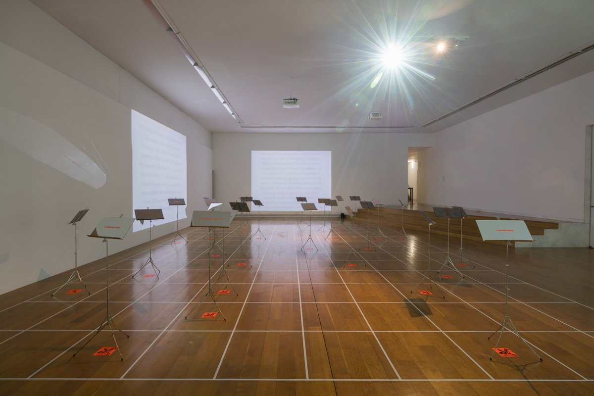 CGACSantiago's tweet image. Ao entrar na exposición 'Resignificacións' de Concha Jerez e José Iges atoparás a peza 'Argot. Laberinto intermedia' (1991-2015). Os textos da videoinstalación son reflexións sobre a creación, a función da arte e o papel das artistas.
Visita a mostra no CGAC! ✨
@CulturaXunta