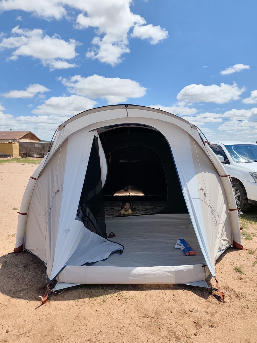 Энэ говьд чинь энэ майхан харин янзтай юм байна даа. Халахгүй сэрүүхэн, сэвэлзээд янзтай байна. Байшин савнууд нь халаад амьд амьтан тогтохооргүй болдог юм байна.