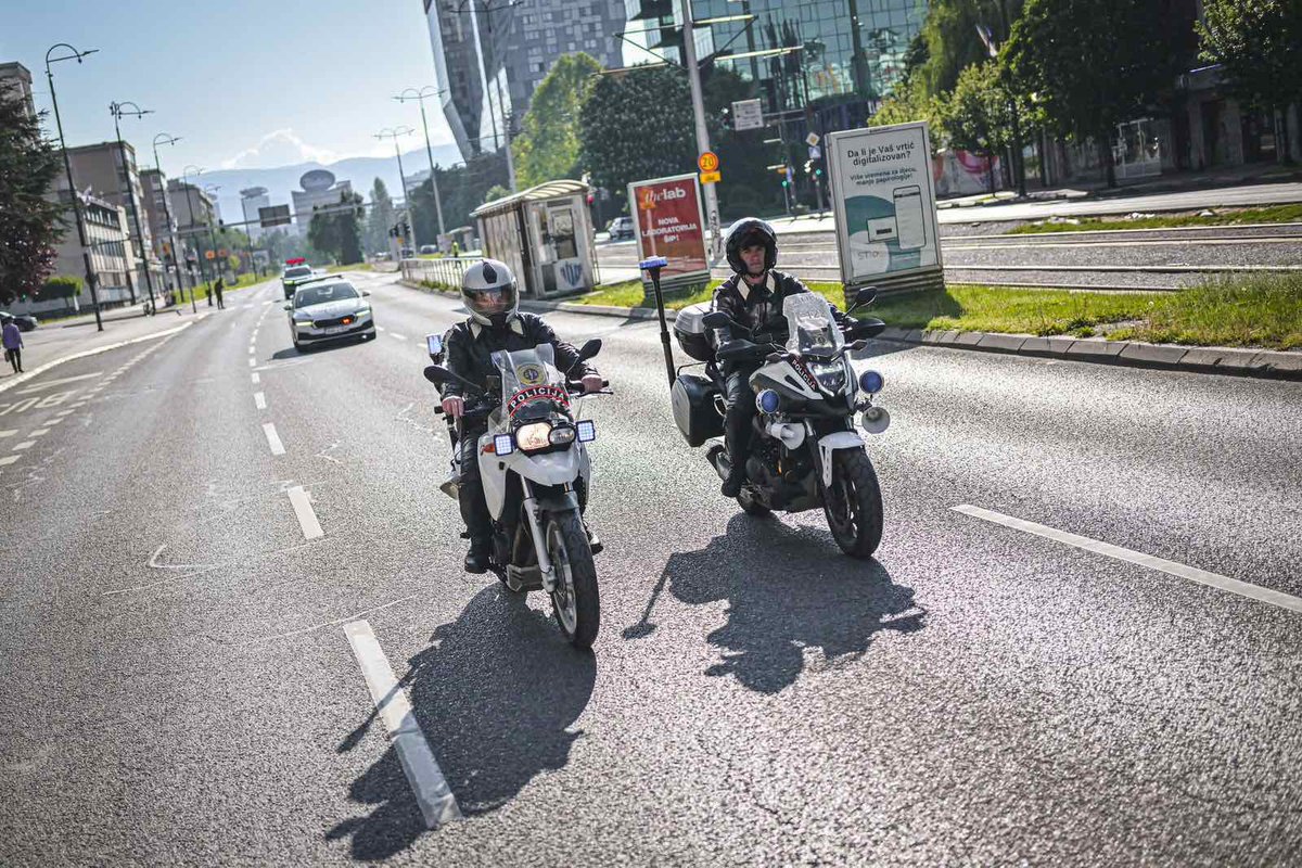 mup_ks's tweet photo. Motociklisti iz Jedinice za saobraćaj Uprave policije obavljaju Planske aktivnosti na kontroli i regulisanju saobraćaja, te pratnji posebno štićenih kolona vozila.
@mup_ks #upravapolicije #jedinicazsaobracaj #jzs #policija #sarajevo https://t.co/9qJkpGg0kZ