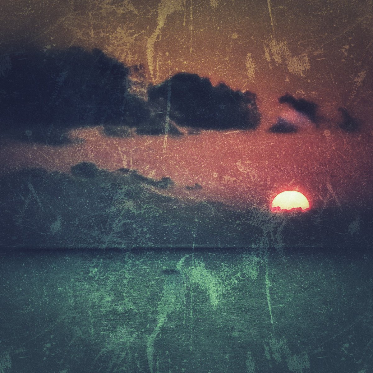 ZioPippinu's tweet photo. .
#Tenzone
Reduce dal duello,
mi lecco le ferite.
Depongo la celata,
la spada, l'alabarda,
l'usbergo nel cassetto.
Di lacrimar non smetto.
Il sangue mio colora
il brando del nemico
che leva lo stendardo.
(Io, in fuga, da codardo).
Già ronza la fanfara.
Ha vinto la zanzara. https://t.co/F2zh51rMop
