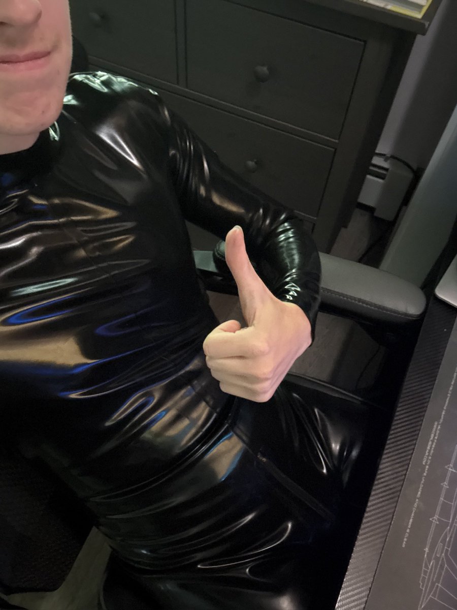 It’s my birthday yall, SAY HAPPY BIRTHDAY 😡 

Also I’m Literally flying to Berlin today that’s really fun, can’t wait to see what fun I have there :)